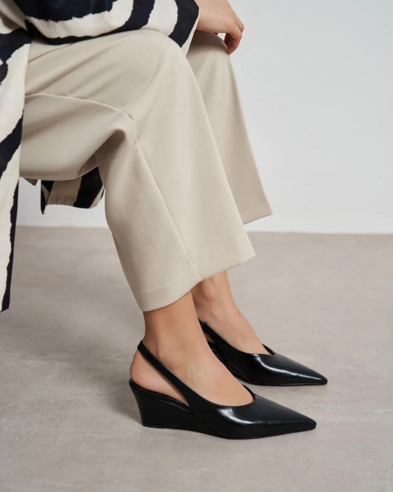 Këpucë Slingback me Takë Wedge – Classic Black