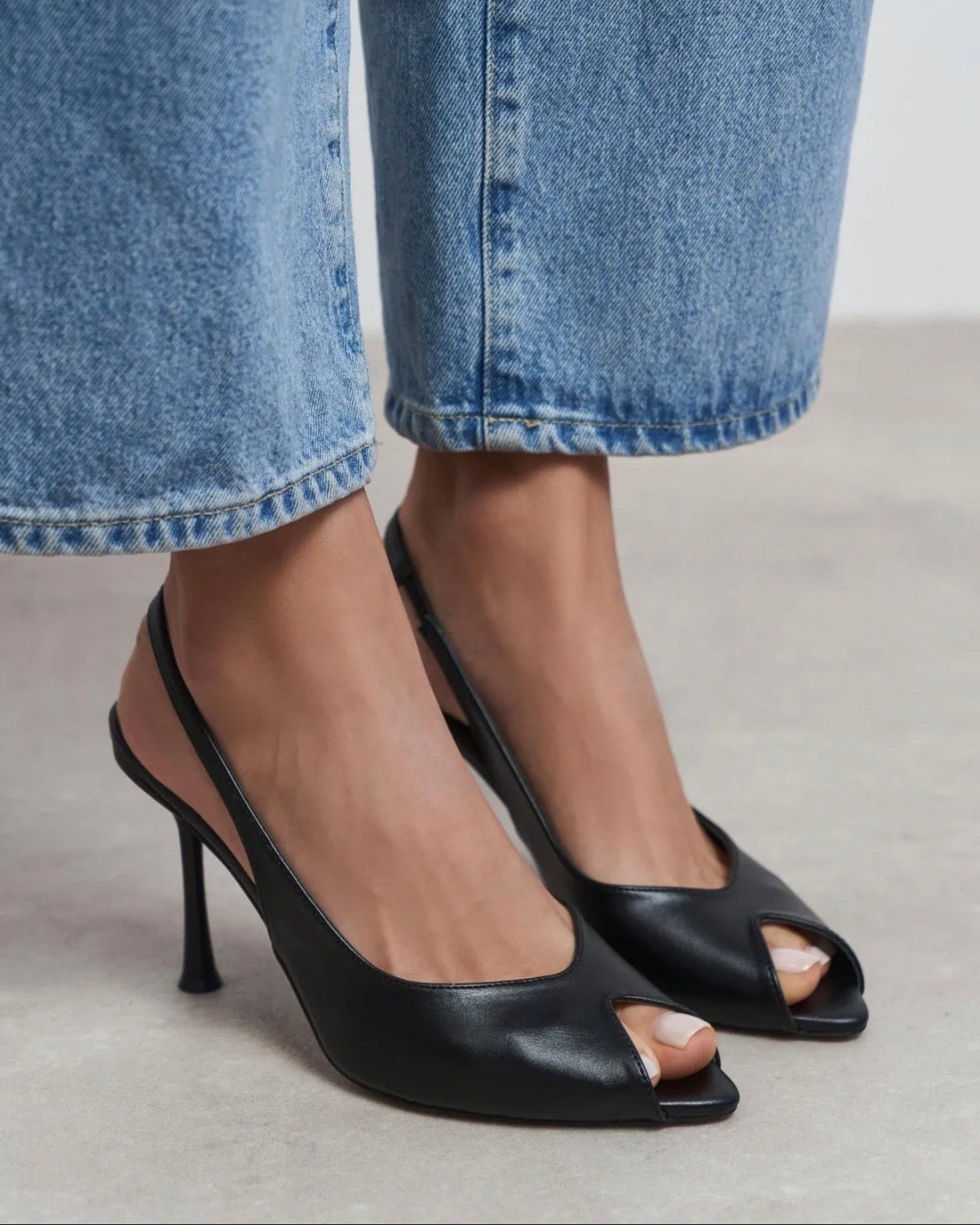 Sandale Slingback të Zeza me Takë Elegante