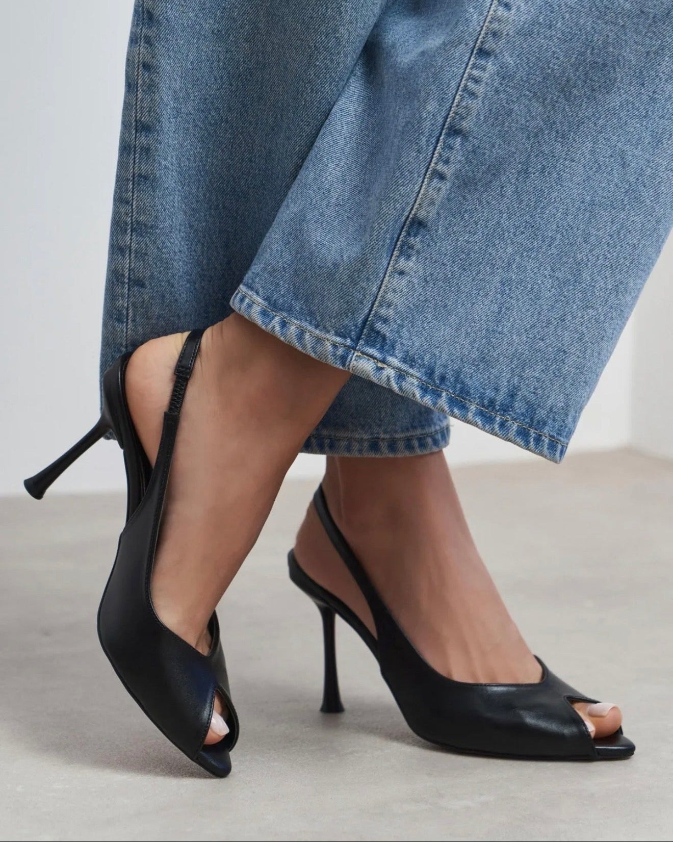 Sandale Slingback të Zeza me Takë Elegante