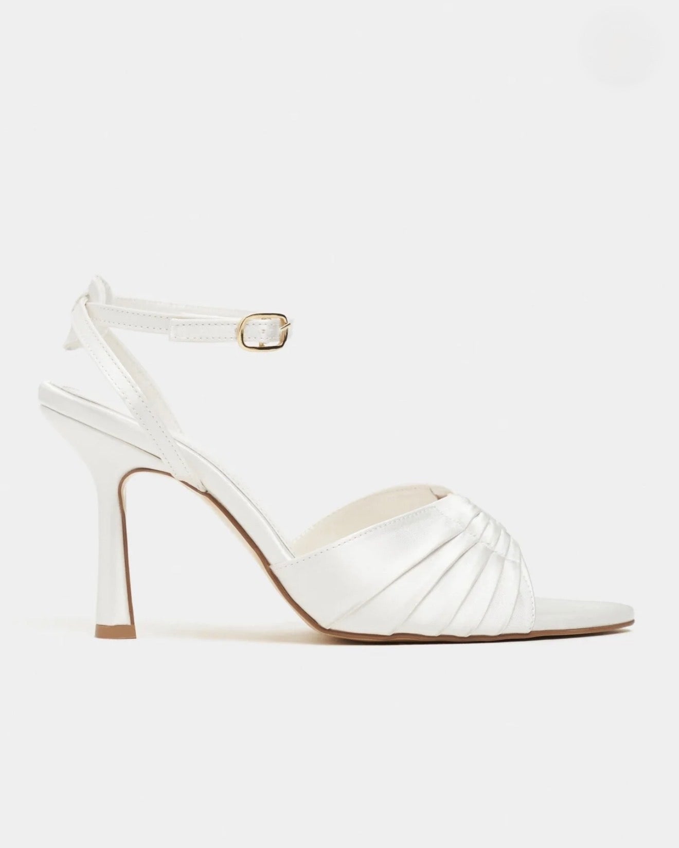 Sandale Elegante Saten të Bardha me Takë