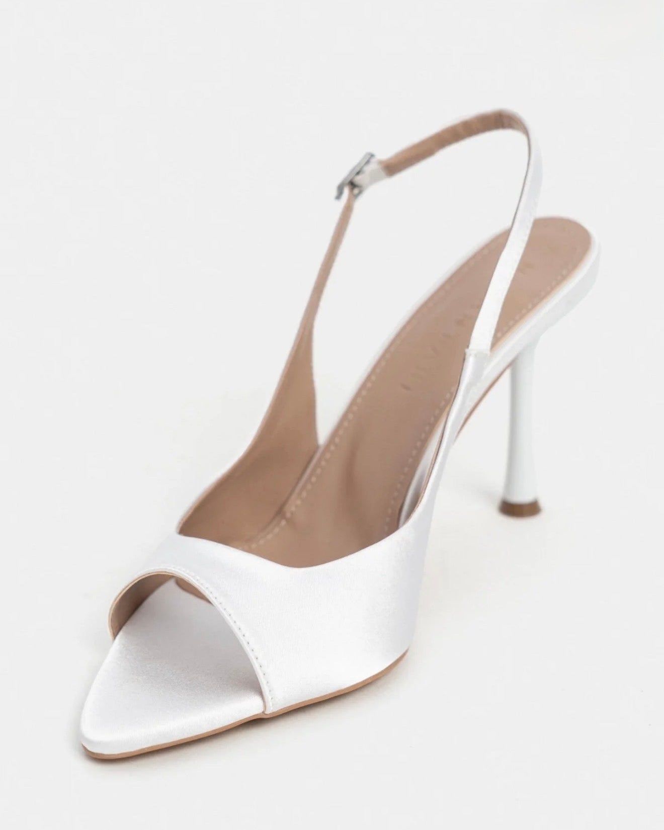 Sandale Satin me Takë Elegante në Ngjyrë të Bardhë