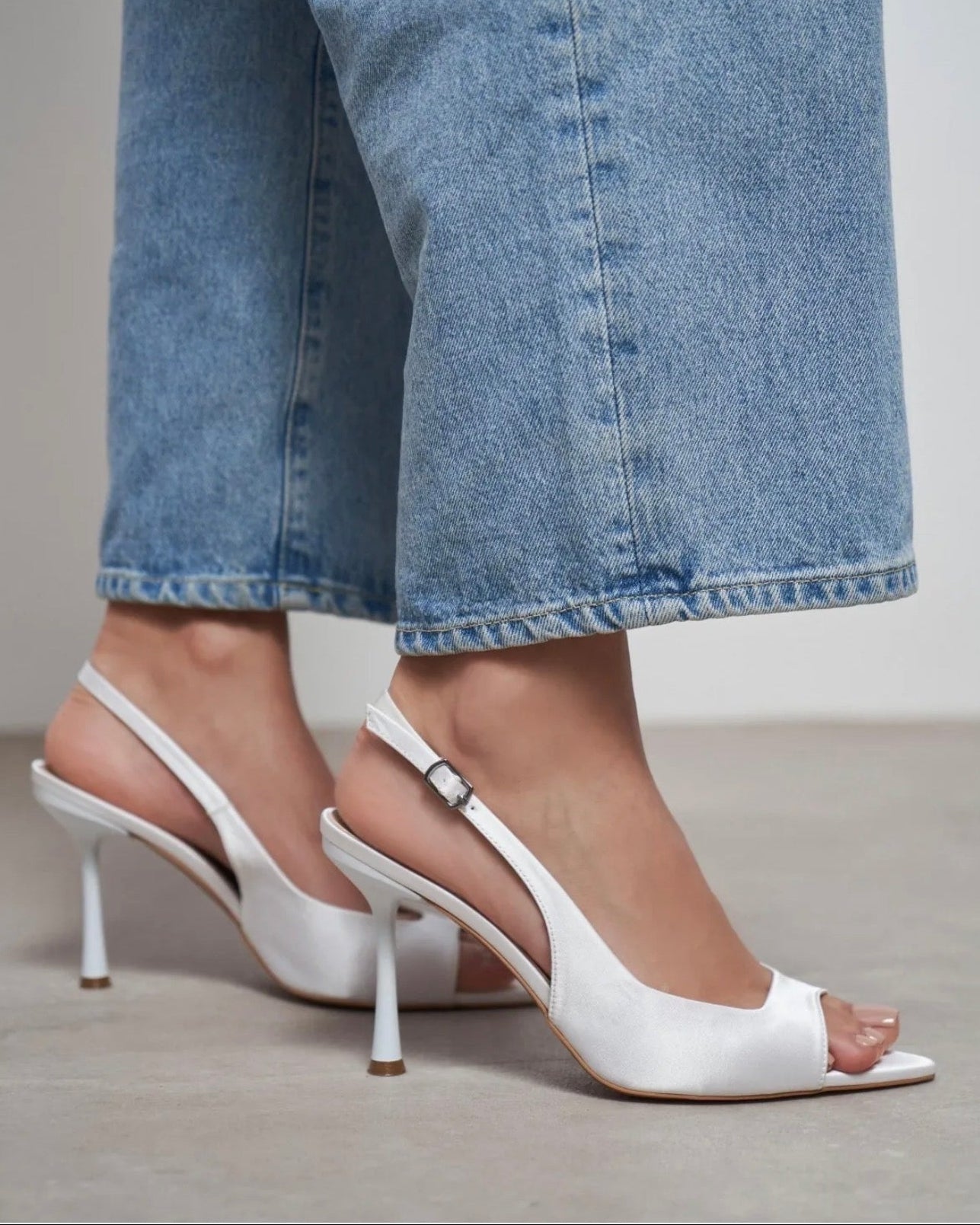 Sandale Satin me Takë Elegante në Ngjyrë të Bardhë