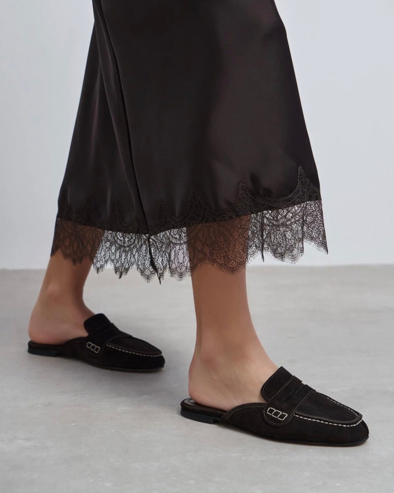 Mules Suede Kafe – Klasike & Praktike