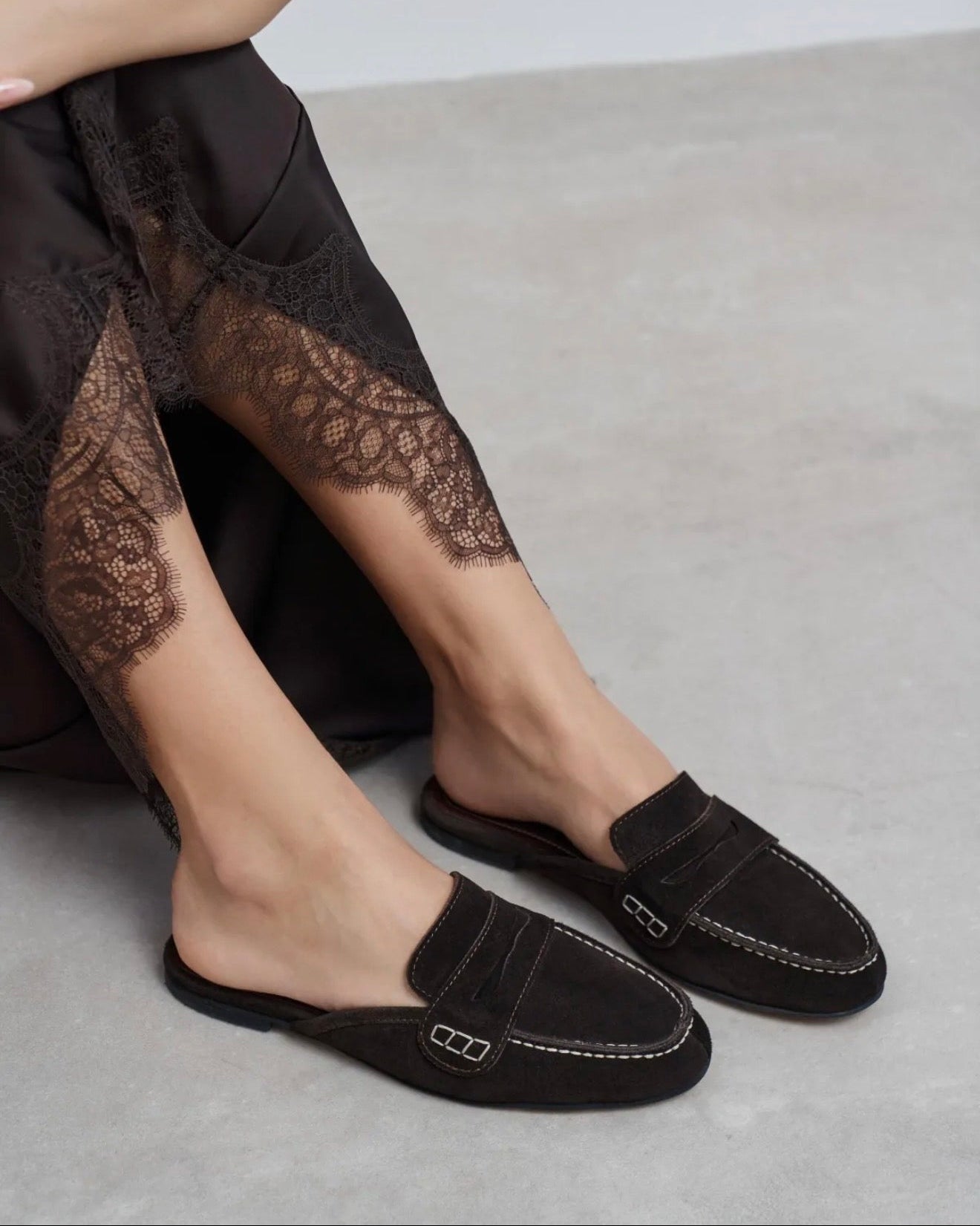 Mules Suede Kafe – Klasike & Praktike