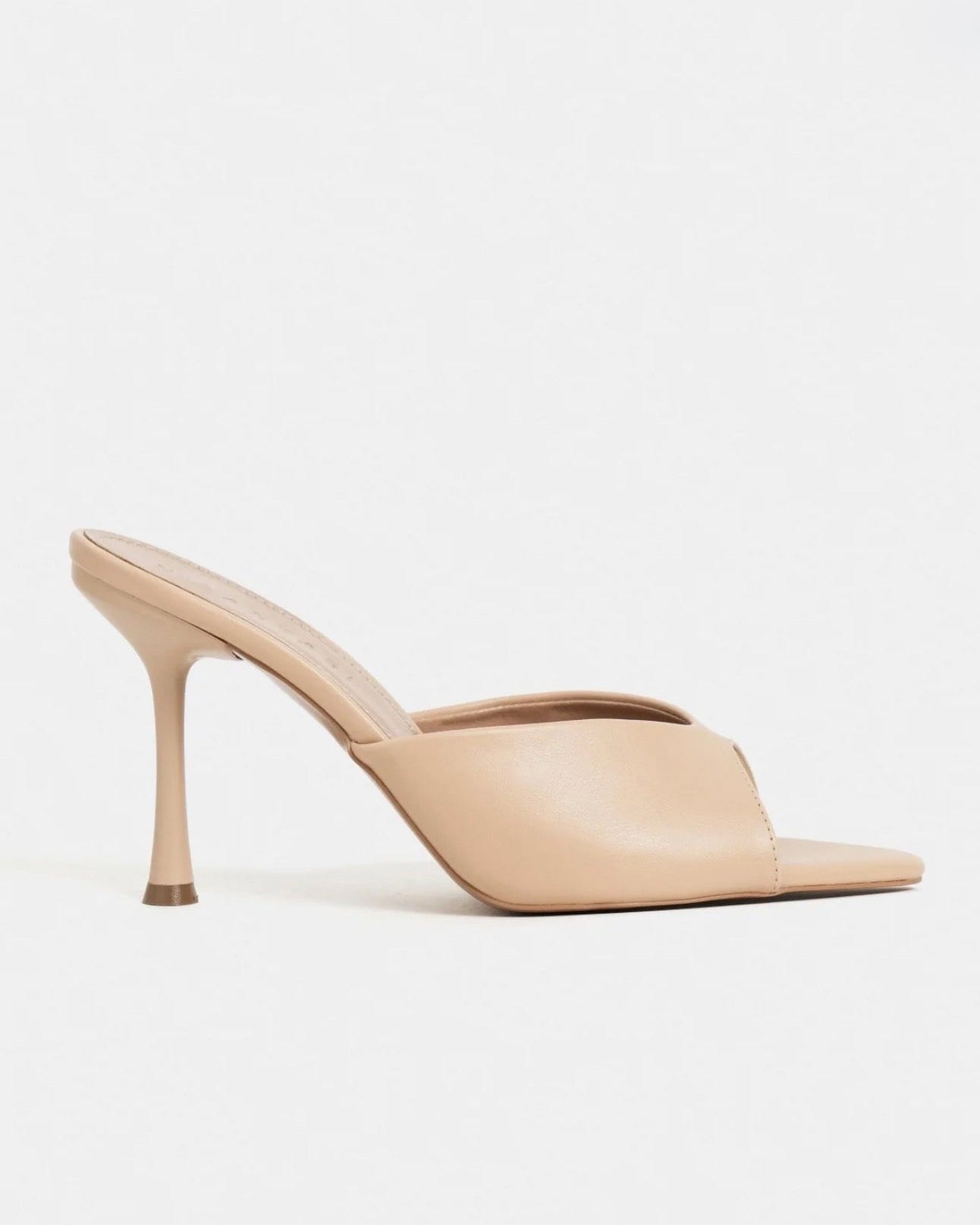 Mule Elegante Nude me Takë të Hollë