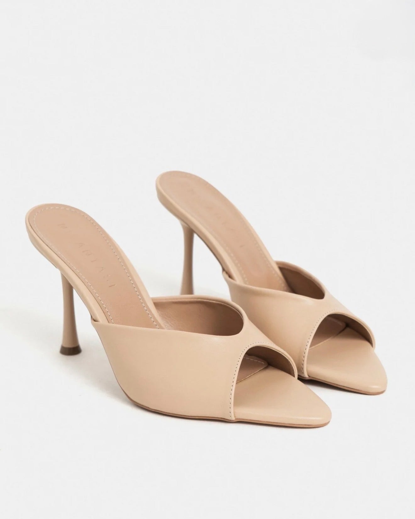 Mule Elegante Nude me Takë të Hollë
