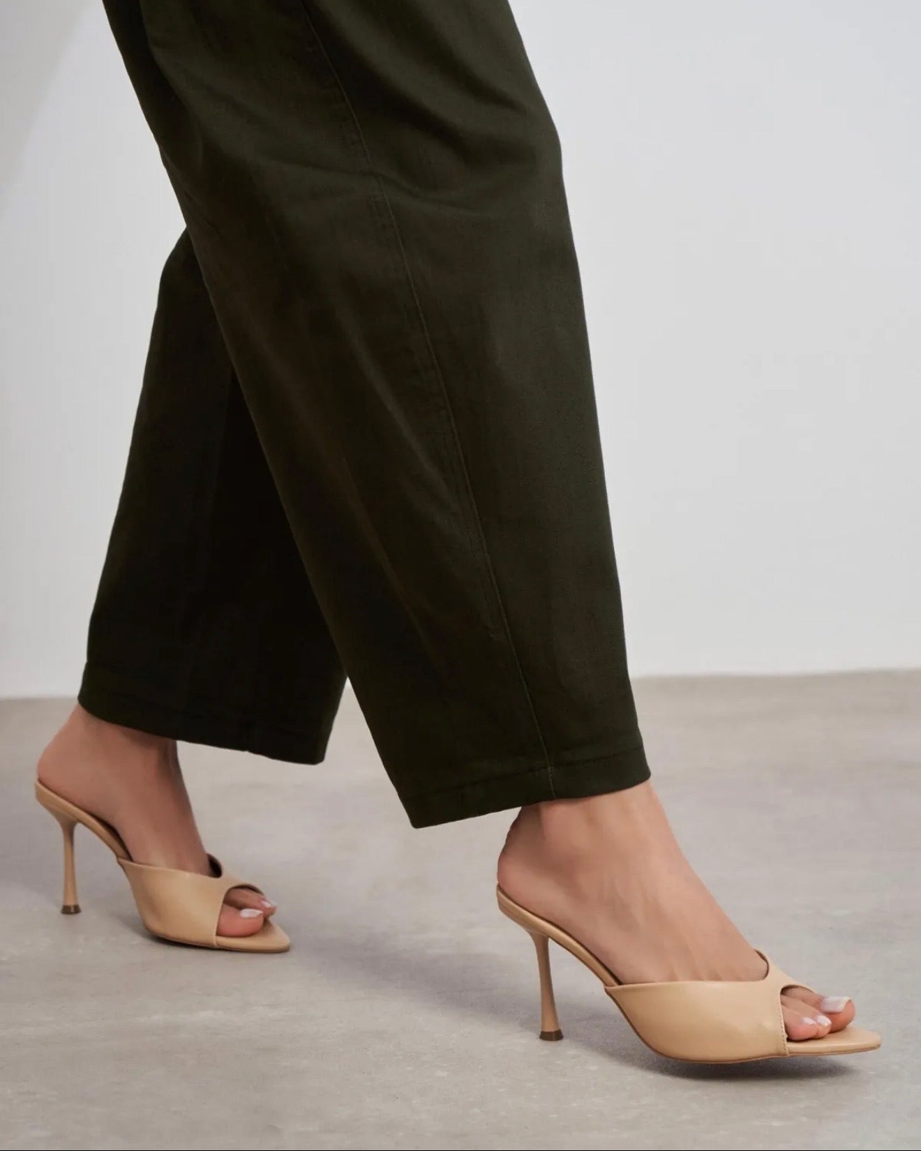 Mule Elegante Nude me Takë të Hollë