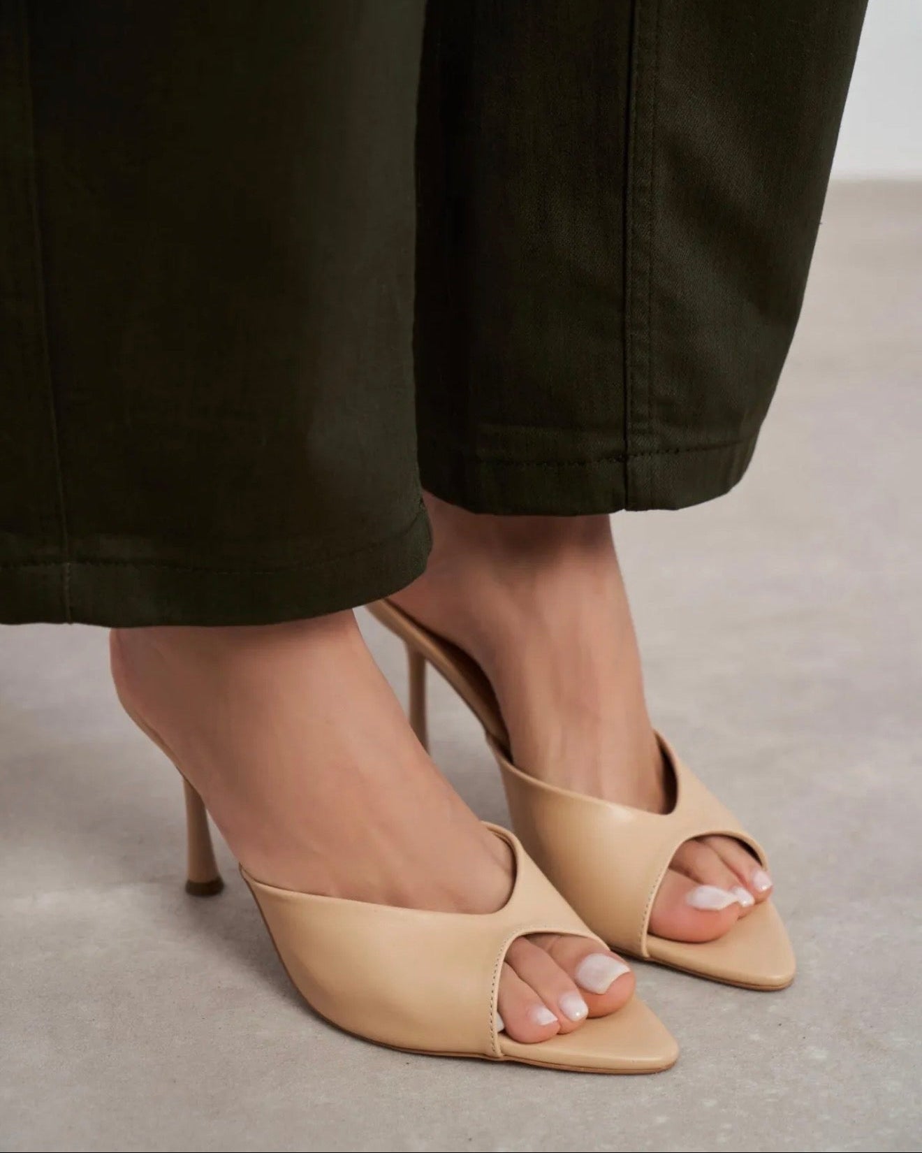 Mule Elegante Nude me Takë të Hollë
