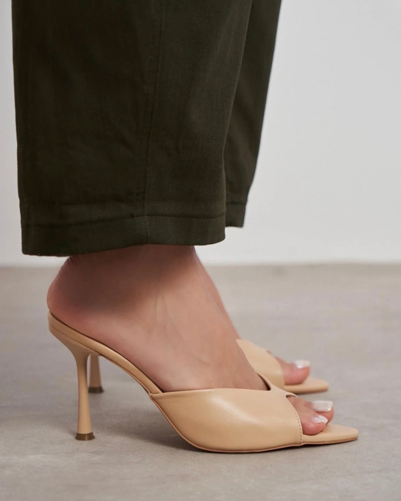 Mule Elegante Nude me Takë të Hollë