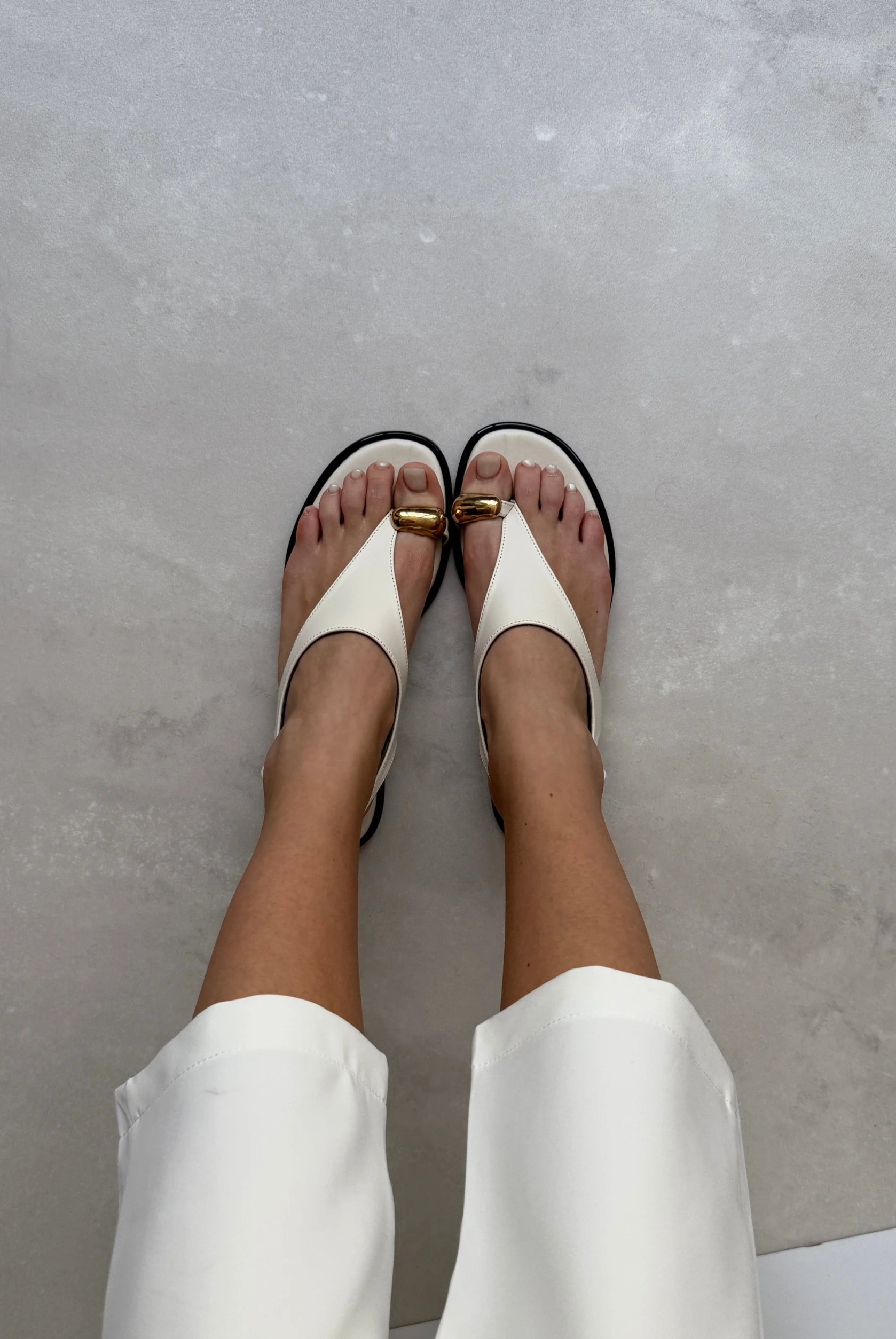 Sandale elegante me detaj metalik – Ngjyrë Beige