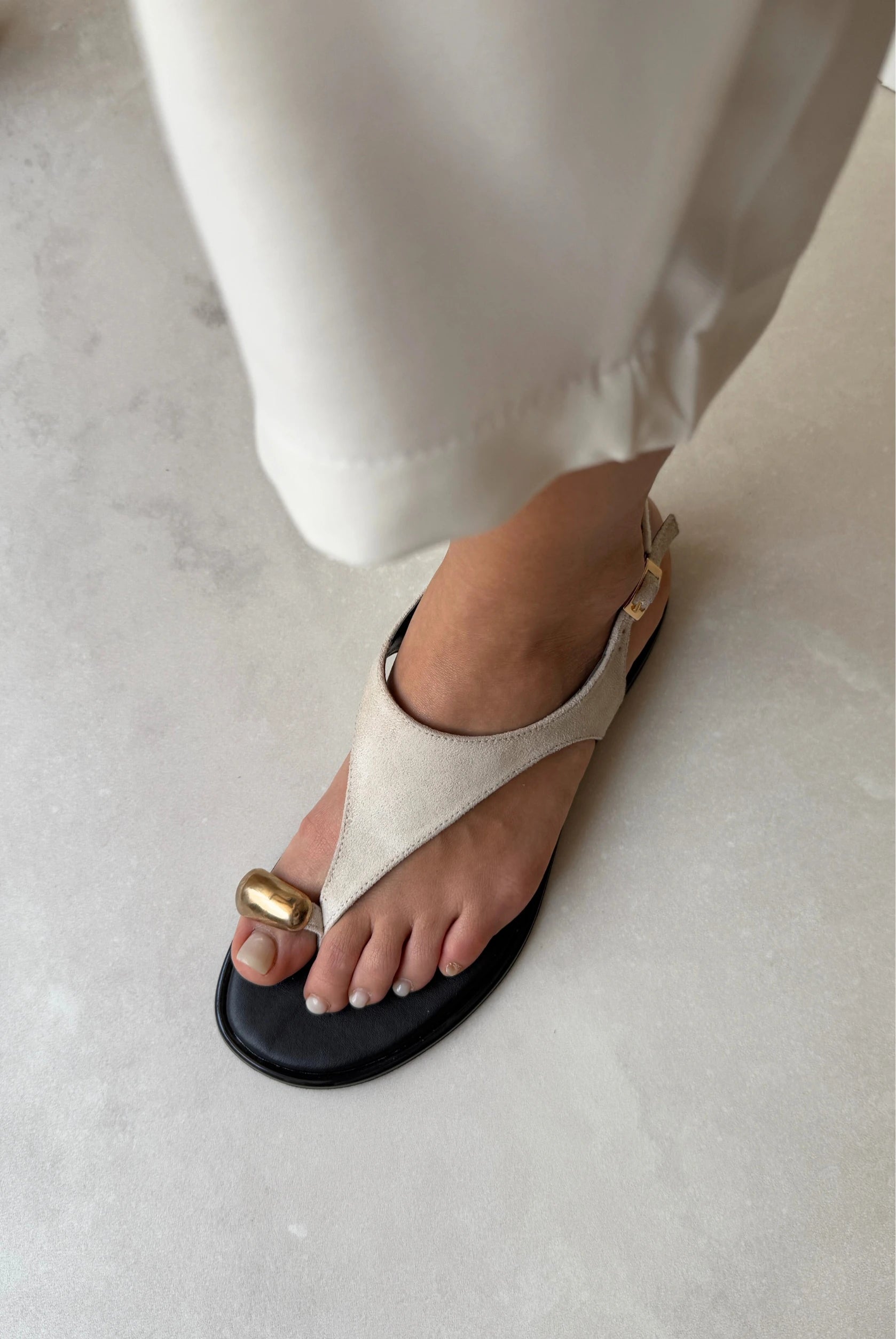 Sandale Suede me Detaj Metalik – Beige