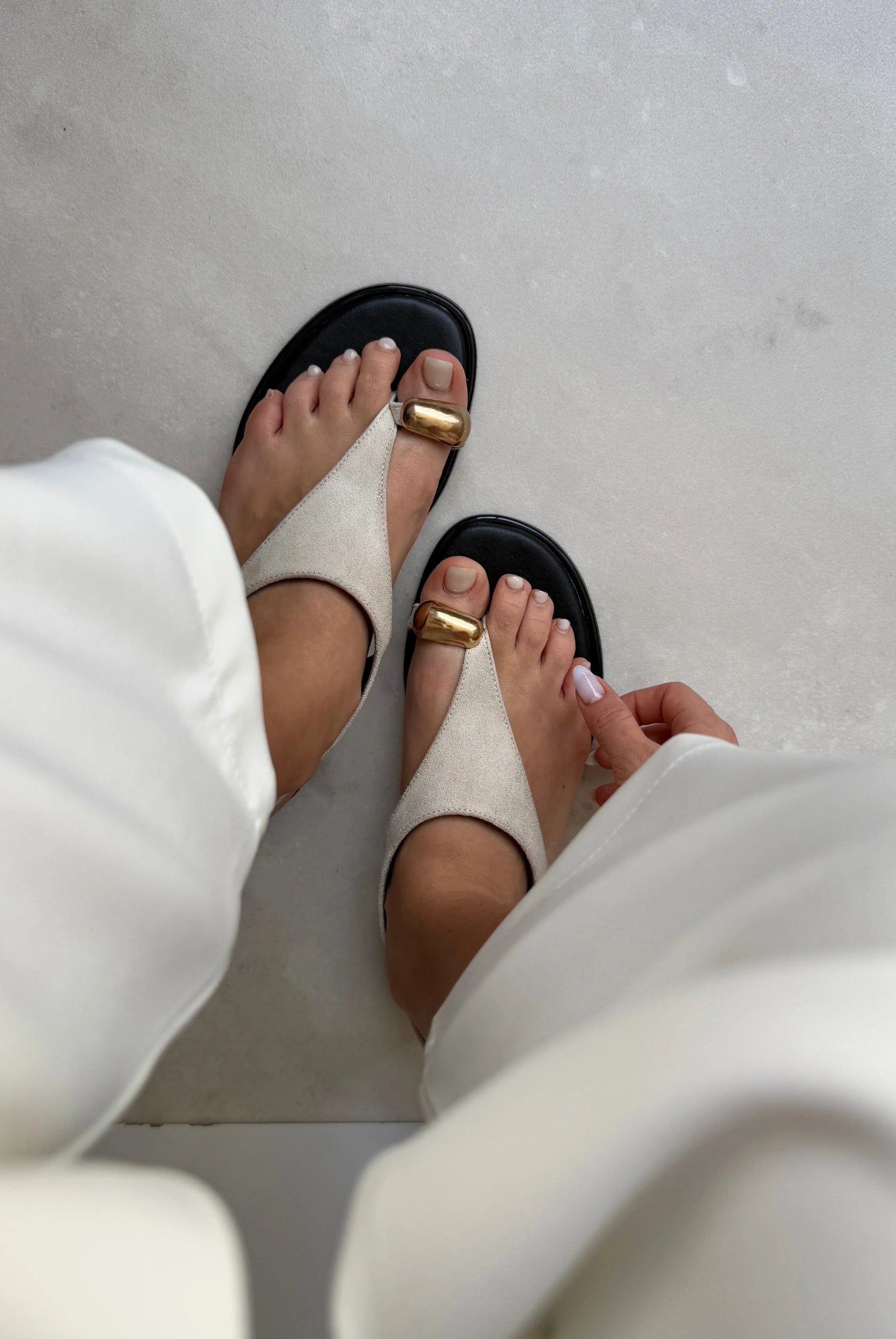 Sandale Suede me Detaj Metalik – Beige