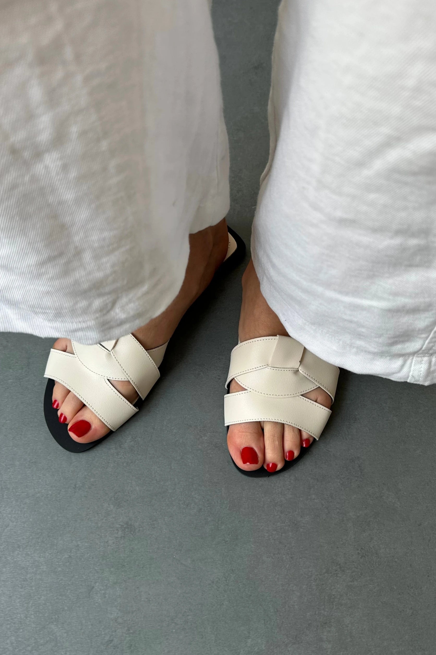 Papuçe Minimaliste me Rripa të Kryqëzuar – Beige