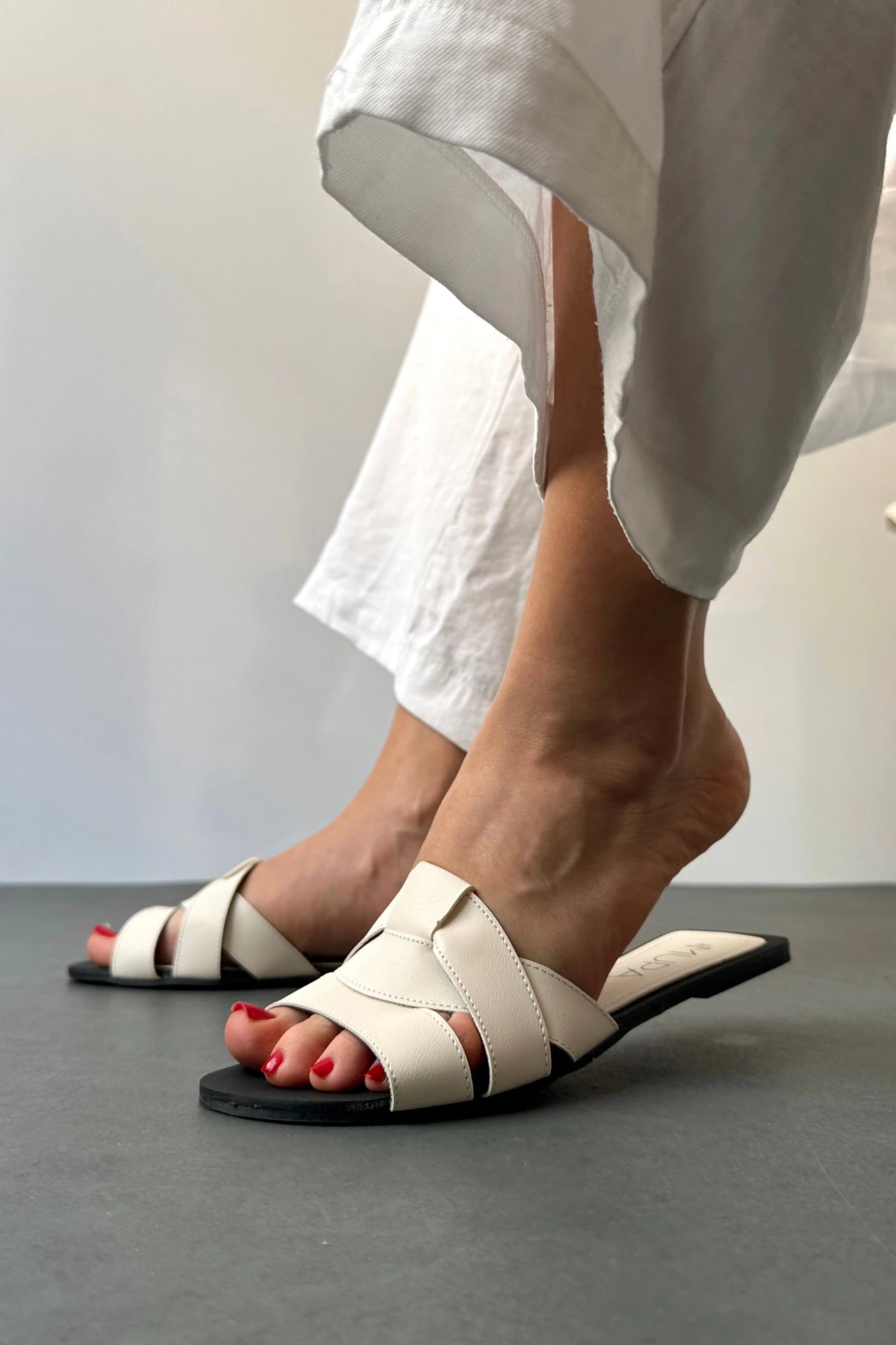 Papuçe Minimaliste me Rripa të Kryqëzuar – Beige