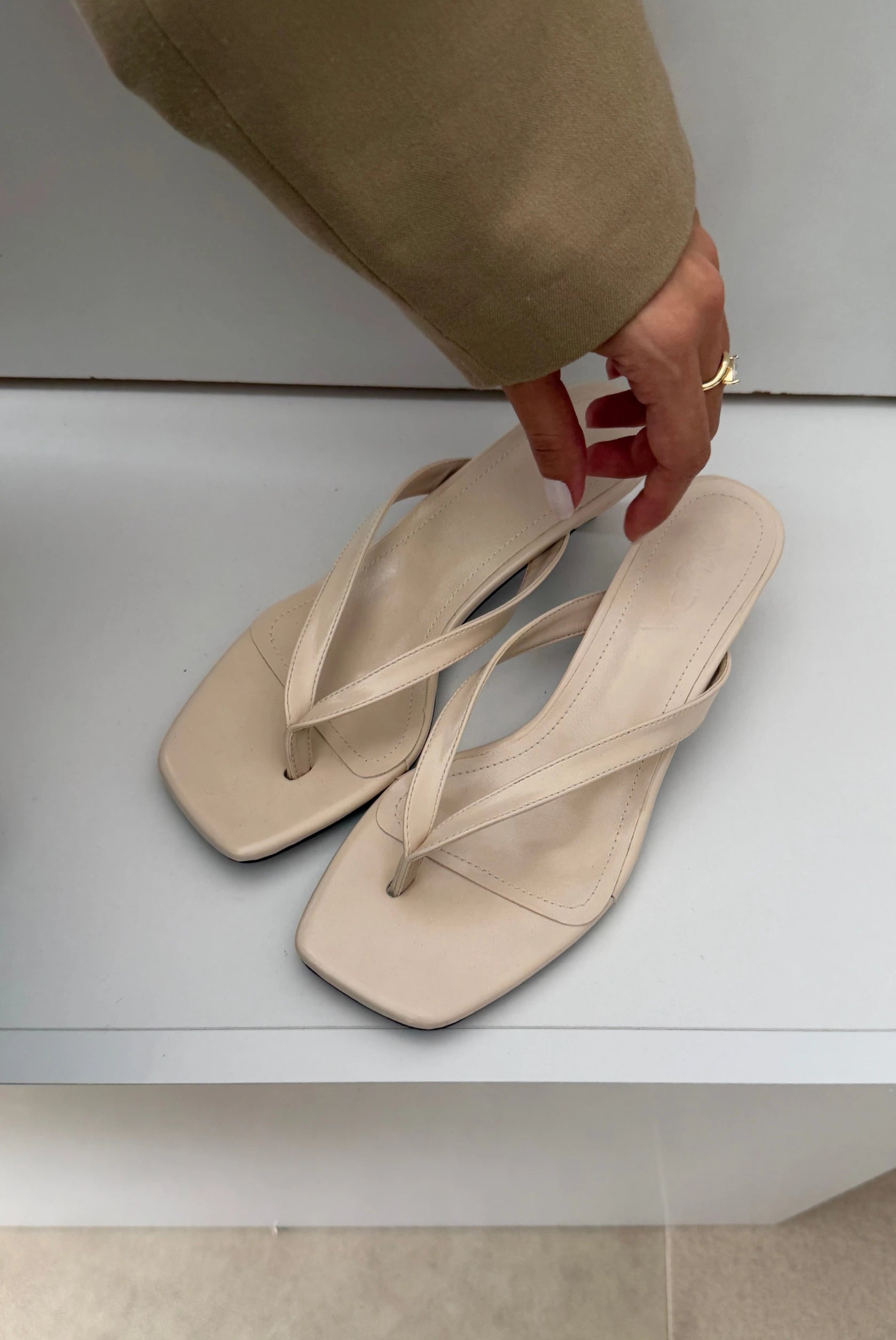 Sandale Minimaliste me Takë të Ulët – Beige